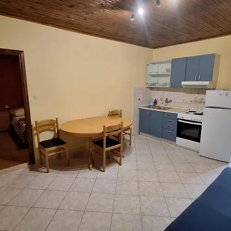 And Julija 招待所 *